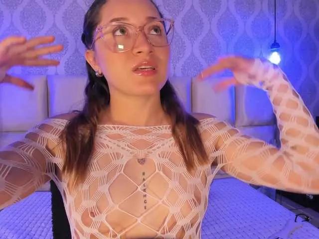 Juicy LeiahBlonde gets nude and squirt while being checked out LeiahBlonde from BongaCams