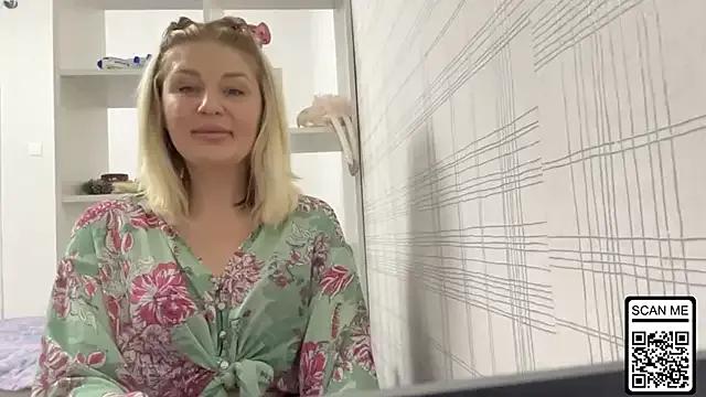 Blondie_xoxoxo from StripChat