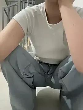 Bicurious craziness: Cumonmme gets exposed while rubbing her cherry online Cumonmme from StripChat