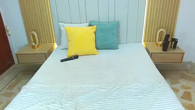 WildScarlet from StripChat